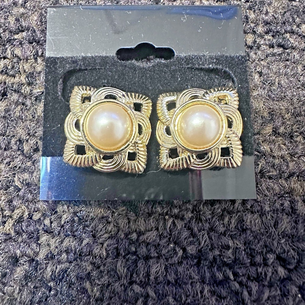 Avon 1987 Parisian Impression Victorian Style Gold Tone Faux Pearl Square Clipon